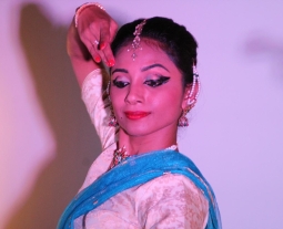 Indische Tänzerin bei der Diwali 2022